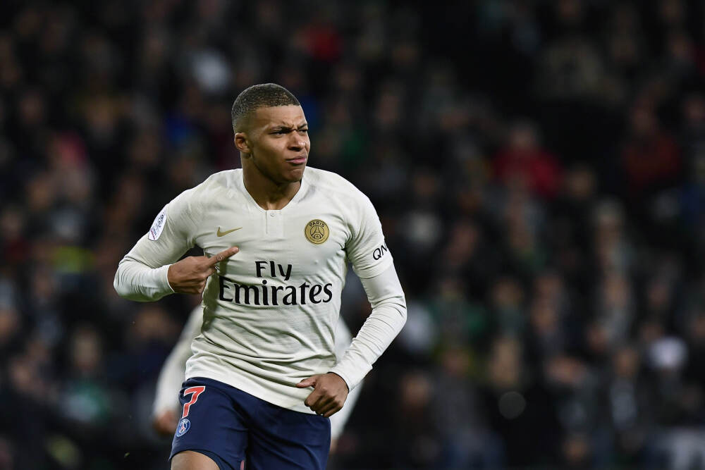 C罗门前没能踢正被解围，随后角球中韦斯利破门，利雅得胜利2-0